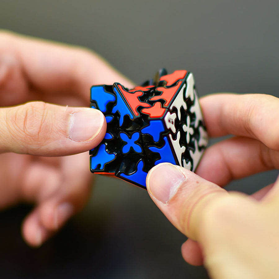 Rubik’s Cube QiYi Gear Keychain – vue 3